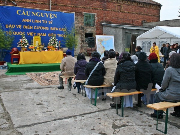 Overseas Vietnamese in France and Germany commemorat revolutionary martyr on Gac Ma island